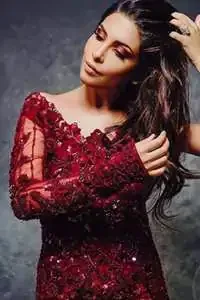 This outstanding maroon short shirt fully embellished with floral embroidery. It is allured with maroon antique shaded kora, dabka , kundan, tilla and sequins. It is beautifully paired up with maroon embroidered bell bottom trouser.It comes with chiffon dupatta sprinkled with sequins all over.