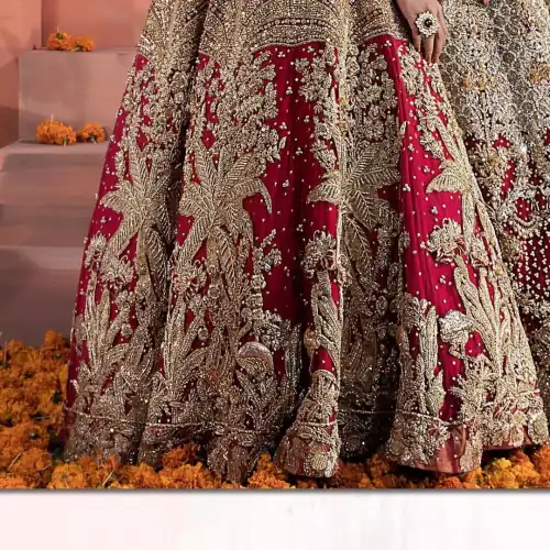 Captured in traditional silhouette, The bridal stands out due to its uniqueness and the perfect fusion of modern cut and