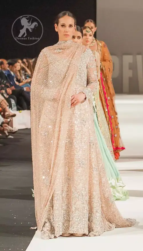 The bridal stands out due to its uniqueness and the perfect fusion of modern cut and traditional embroidery. This dress