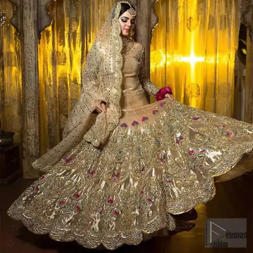 The antique brass lehenga is an example of remarkable handiwork. With a lot of attention to detail, the intricate sequencing,
