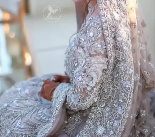 The grand gold bridal stands out due to its uniqueness and the perfect fusion of modern cut and traditional embroidery.