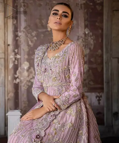 Exude elegance and class in this back trail maxi finessed with beautiful embellishment. The outfit is beautifully sculptured with floral