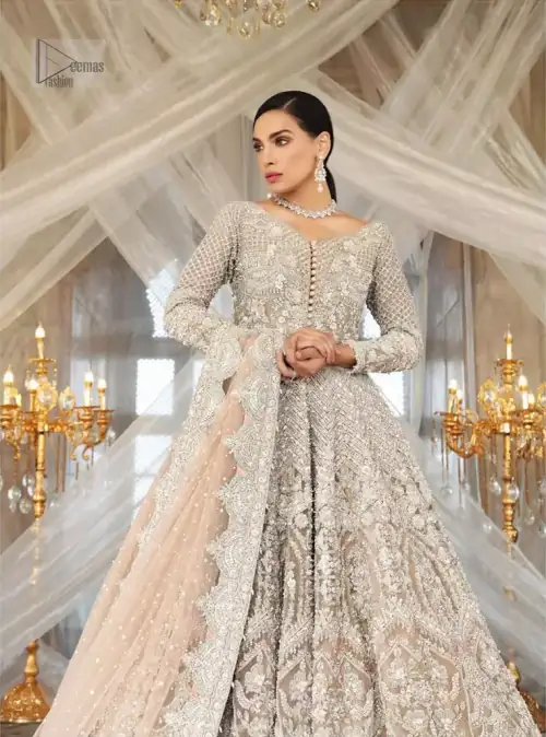 Paint a picture of pure elegance with this beautiful pishwas. This dress is beautifully sculptured with floral embroidery, adorned with