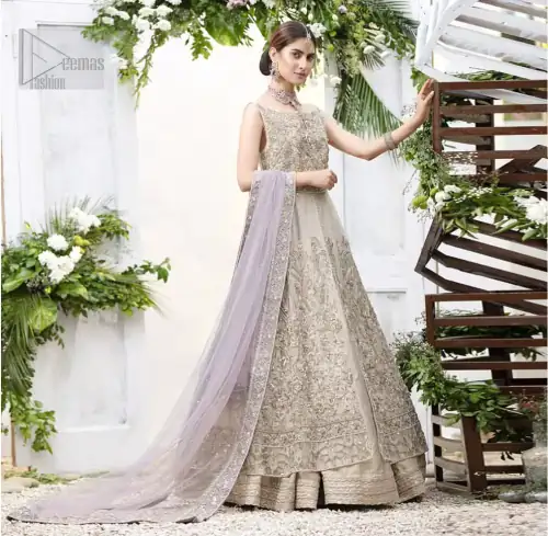 The ultimate in feminine elegance with fine detail to die for. Our bride makes a statement in this stunningly floraison,