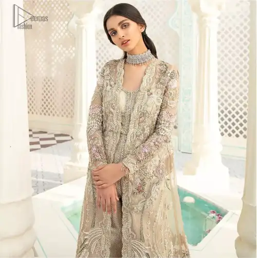 An example of beauty and elegance. A perfect ensemble for this festive season with divine detailing of thread embroidery, color