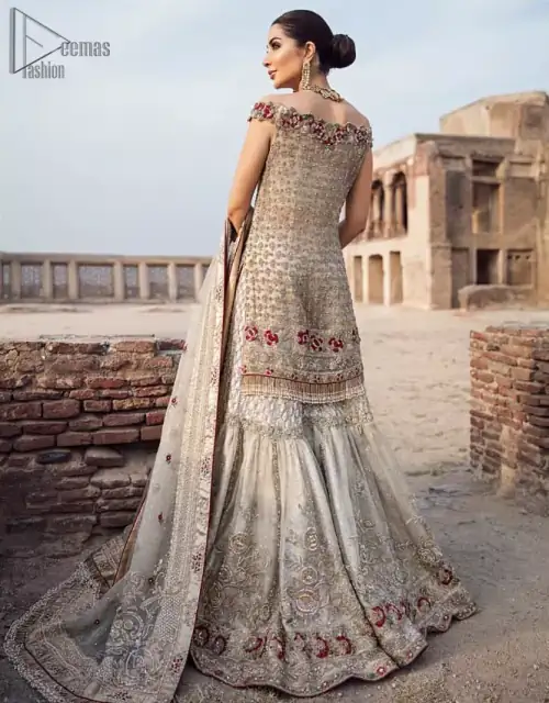 Classic and elegant, this dress is perfect for brides looking for a traditionally wedding outfit.. A perfectly pretty combination of