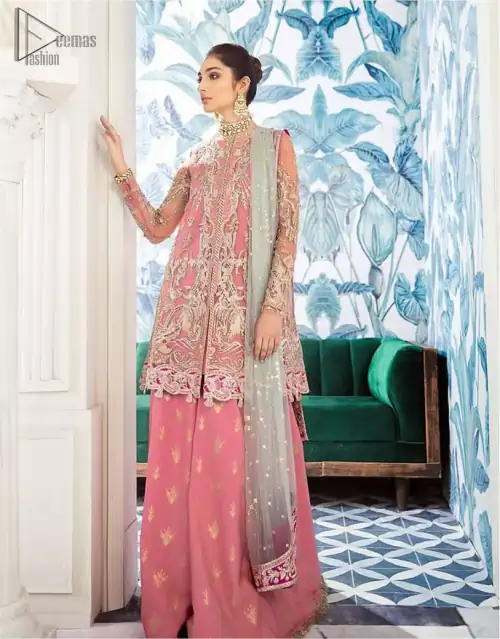 Let the crowd stare and make it worth their while when you walk wearing this outfit. A perfect ensemble for