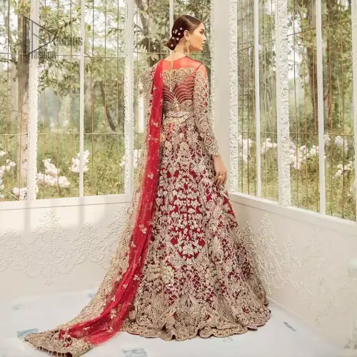 This bridal dress is perfect for your big day. Our bride makes a statement in this stunningly floraison, perfect blend