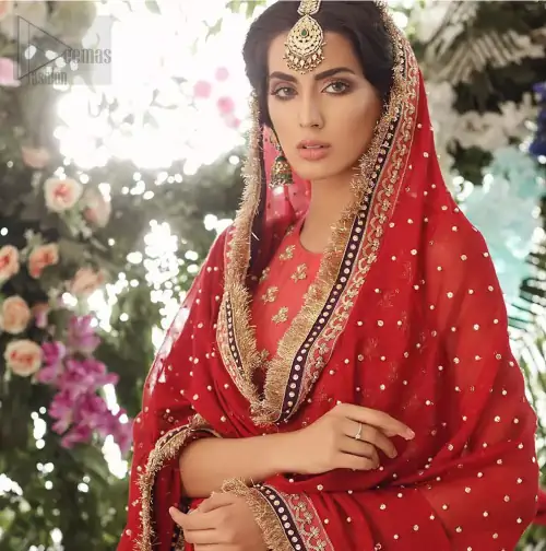 A perfect ensemble for this festive season with divine detailing of zardozi work. This outfit is an immensely captivating traditional