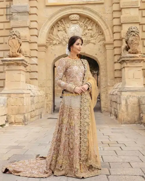 Strike a breathtakingly elegant pose in this wedding dress, designed with a beautiful blouse and a dramatic train. This artisan