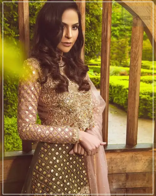 Nothing speaks of femininity and class louder than this mehndi outfits for bridesmaids. The motifs on the mehndi lehenga for