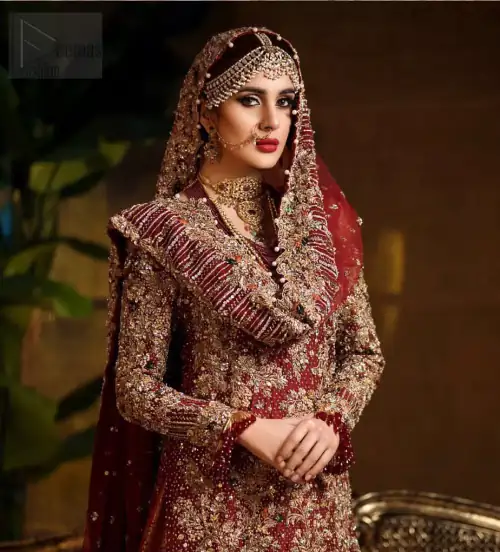 Captured in traditional silhouette. The bridal stands out due to its uniqueness and the perfect fusion of modern cut and