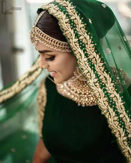 This artisanal piece is rendered in grace and timelessness. This outfit makes a statement in this stunningly floraison, perfect blend