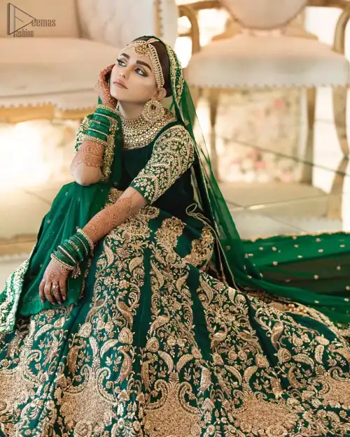 This artisanal piece is rendered in grace and timelessness. This outfit makes a statement in this stunningly floraison, perfect blend