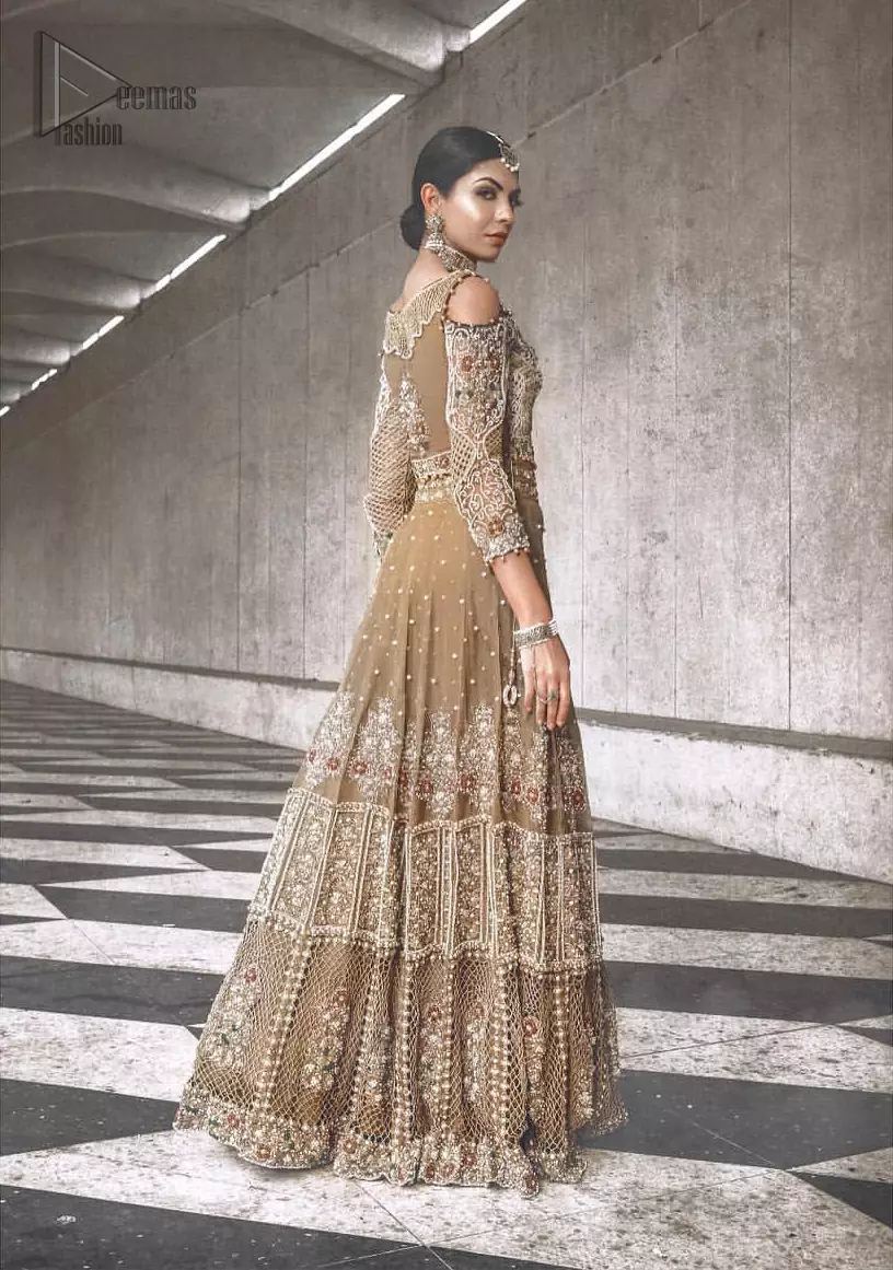 This mehndi green outfit totally pulled off our classic bridal wear with an unmatchable grace giving major bridal goals. Featuring beautiful handwork, the blouse has a delicate arrangement of hand embellished floral patterns with zardozi work and finished with dangling balls. Refined craftsmanship is at its best with hand embellished jaal, geometric patterns and floral bunches at the lehenga. This outfit is paired with an organza dupatta chann and finishing all around the edges making it a statement piece.