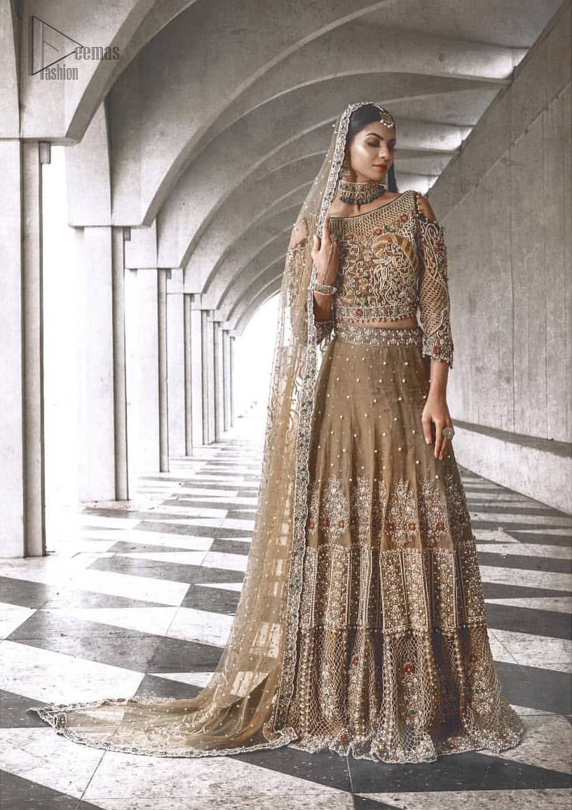 This mehndi green outfit totally pulled off our classic bridal wear with an unmatchable grace giving major bridal goals. Featuring beautiful handwork, the blouse has a delicate arrangement of hand embellished floral patterns with zardozi work and finished with dangling balls. Refined craftsmanship is at its best with hand embellished jaal, geometric patterns and floral bunches at the lehenga. This outfit is paired with an organza dupatta chann and finishing all around the edges making it a statement piece.