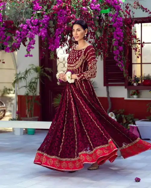 The perfect combination of tradition and class. With a lot of attention to detail, the intricate zardozi work with using