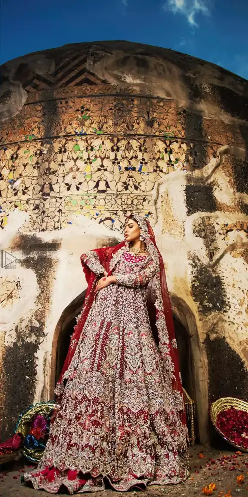 Complete your big day with the perfect dress in our selection of stunning wedding dresses. This artisanal piece is rendered