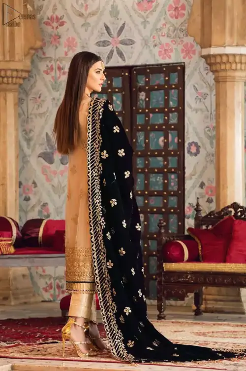 The beige pure organza shirt has been appliqued with black velvet on cuffs and on the hemline. This straight shirt