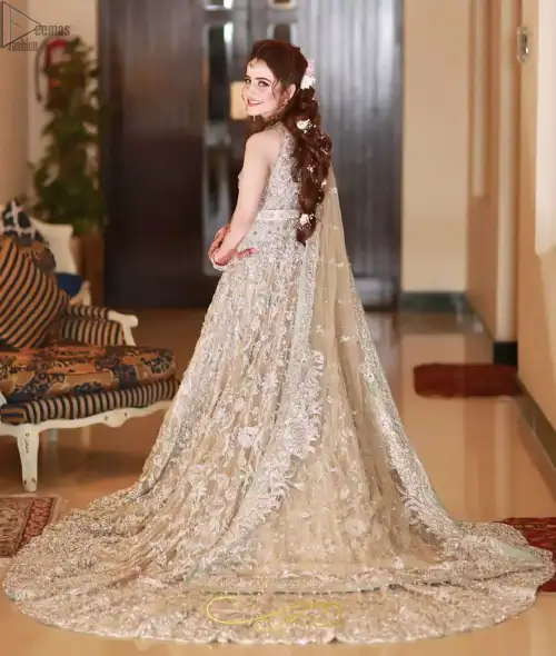 Your graceful personality demands a royal touch, which is why the Fawn Back Train Maxi ensures imperial distinctiveness. As per