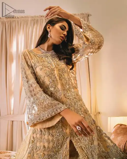 An unforgettable look and ideal for the festive season. An elegant yet trendy front open style makes this outfit more