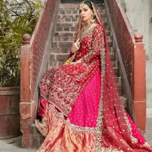 It’s ALL in the details, This breathtaking wedding dress offers comfort without compromising on style. This outfit laden with ornamental