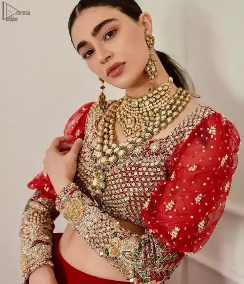 The red Lehenga Blouse comes with full sleeves and is made with the purest organza, while a sweetheart neckline follows