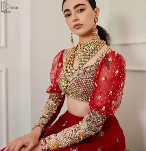 The red Lehenga Blouse comes with full sleeves and is made with the purest organza, while a sweetheart neckline follows