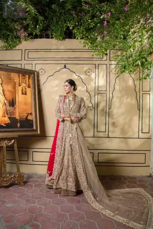 To develop a sense of elegance, pure organza is chosen as the exceptional fabric of the entire attire, finally readying