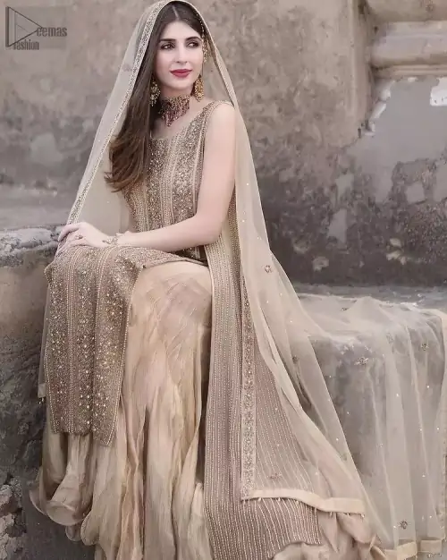 Captured in a traditional silhouette, this bridal wear stands out due to its uniqueness, the perfect fusion of modern cut