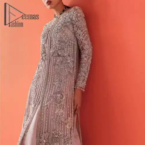 If you have a galaxy in your eyes, and immense love in your heart for your outfits then this beautiful