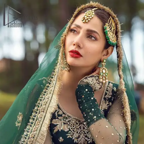 The eccentric Bottle Green outfit sings a melody just for you! The ghrara in bottle green is enriched with golden