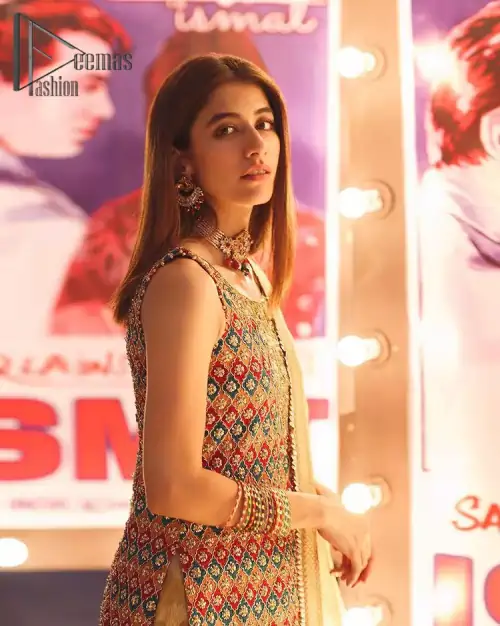 This dress is perfect for mehndi. This mehndi and mayun dress is beautifully sculptured with geometric patterns having floral motifs