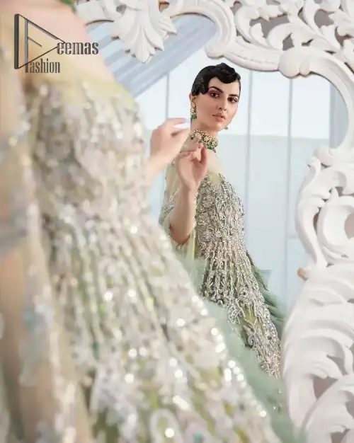 Confected on a luxury outfit with spectacular colors and contrast, this style serves for an elevated look. Delicate embroidery of