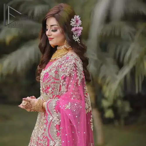 A colour splash, a floral dream. Let your energy shine with this pink outfit. Make a dramatic entry with pink