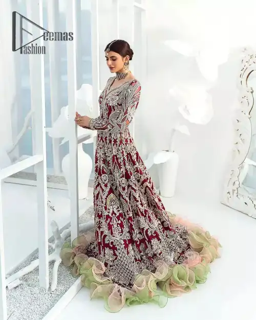 We're sure the majority of you women love slipping into "red outfits for weddings". So, Deemas Fashion presents undeniable vivacity