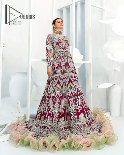 We're sure the majority of you women love slipping into "red outfits for weddings". So, Deemas Fashion presents undeniable vivacity