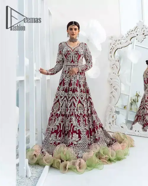 We're sure the majority of you women love slipping into "red outfits for weddings". So, Deemas Fashion presents undeniable vivacity