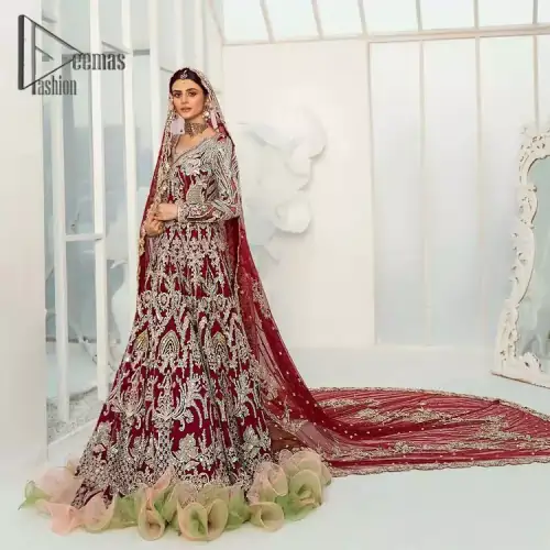 We're sure the majority of you women love slipping into "red outfits for weddings". So, Deemas Fashion presents undeniable vivacity