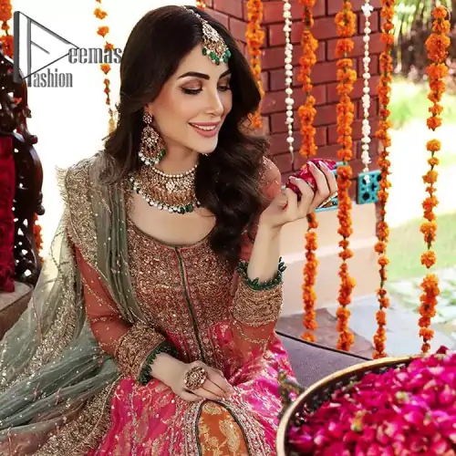 Be one with defying fashion winds and become a trendsetter. The captivating combination of front open style with the round