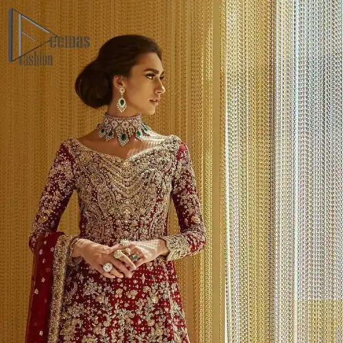 Serving a bold and funky style affair perfect for the big day. Stun in this classic base with contemporary golden