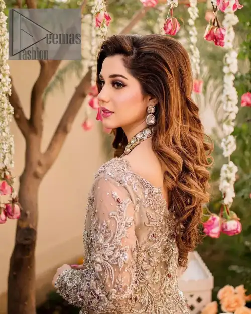 Embrace happiness on your Walima in the colour of beige-pink along this dreamiest fairy tail maxi. The floral fusion of