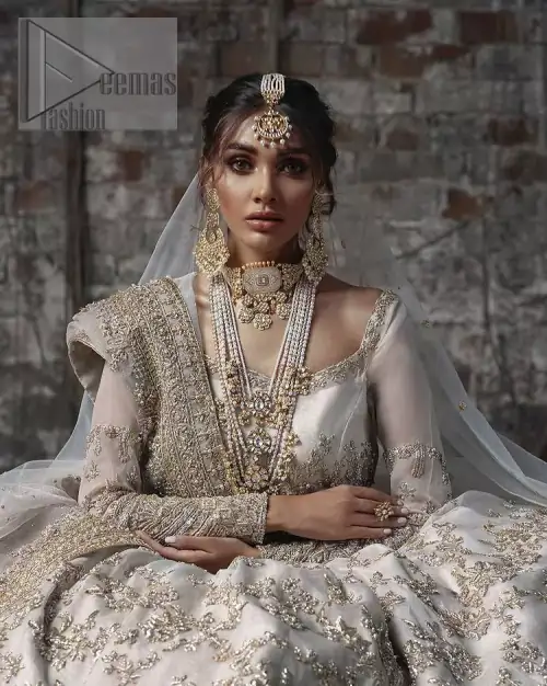 Back train is a dreamy silhouette designed to highlight you like the dazzling jewel on your walima day. The back