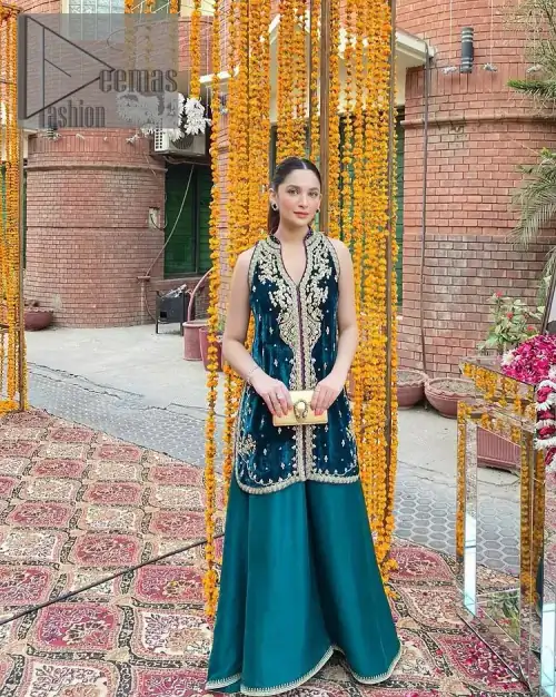 No matter the time and occasion, a pop of blue will always bring you in the bright light. This teal