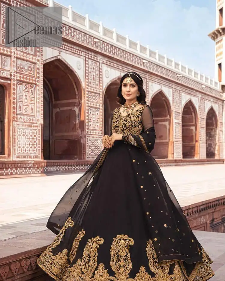 Black is just associated with a romantic evening. To make your event super dazzling and take a title of the