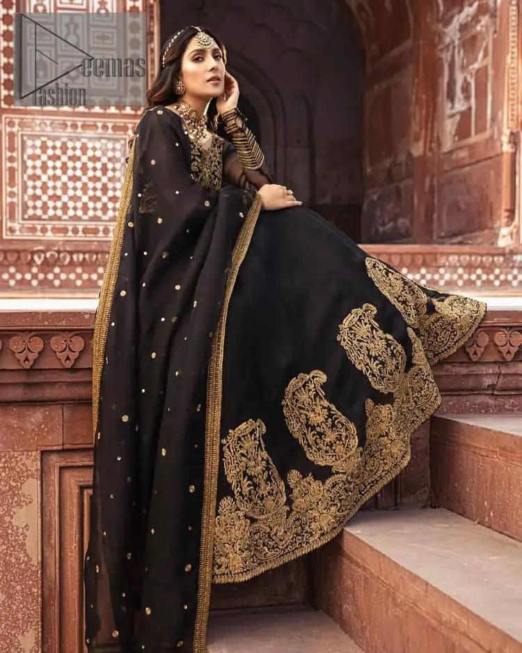 Black is just associated with a romantic evening. To make your event super dazzling and take a title of the