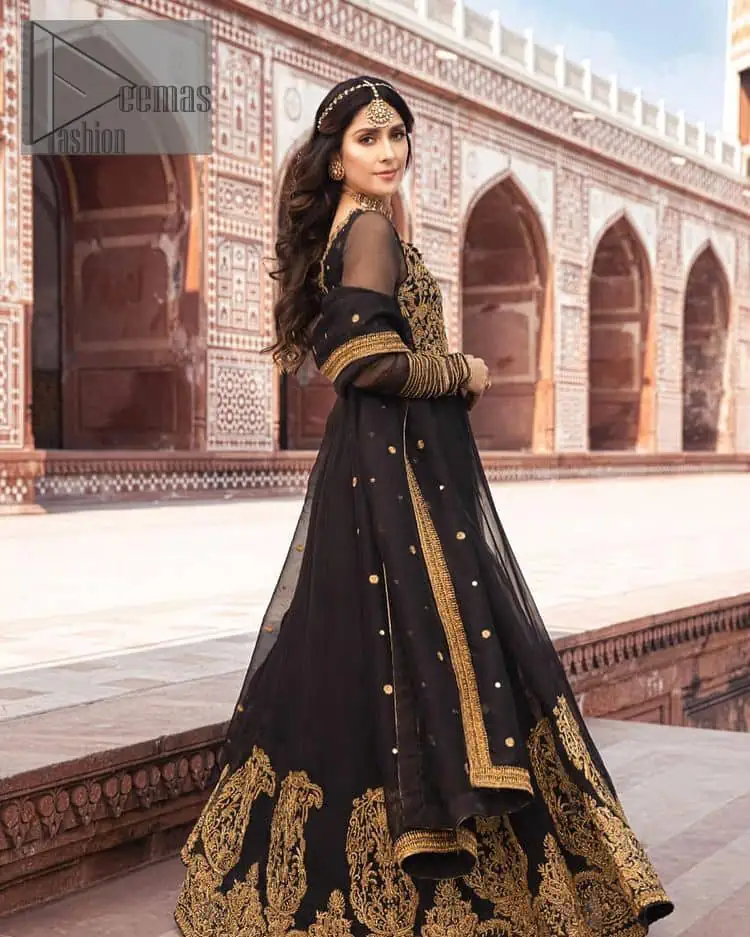 Black is just associated with a romantic evening. To make your event super dazzling and take a title of the