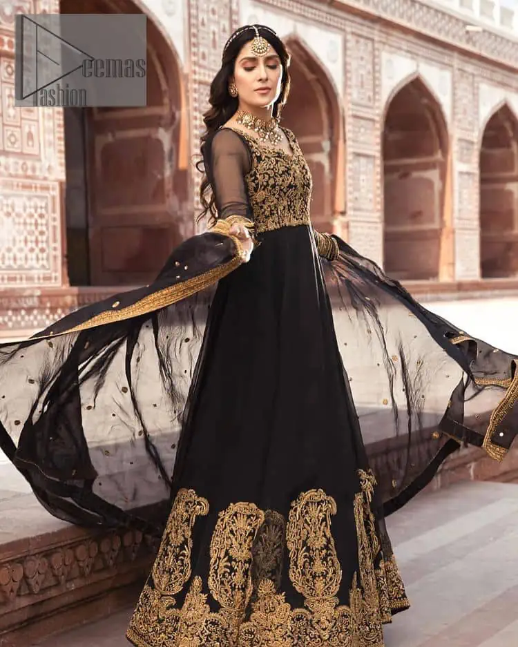 Black is just associated with a romantic evening. To make your event super dazzling and take a title of the