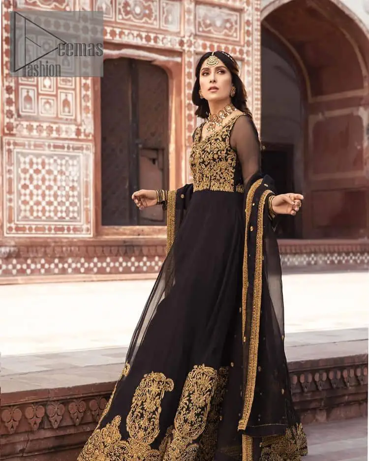 Black is just associated with a romantic evening. To make your event super dazzling and take a title of the