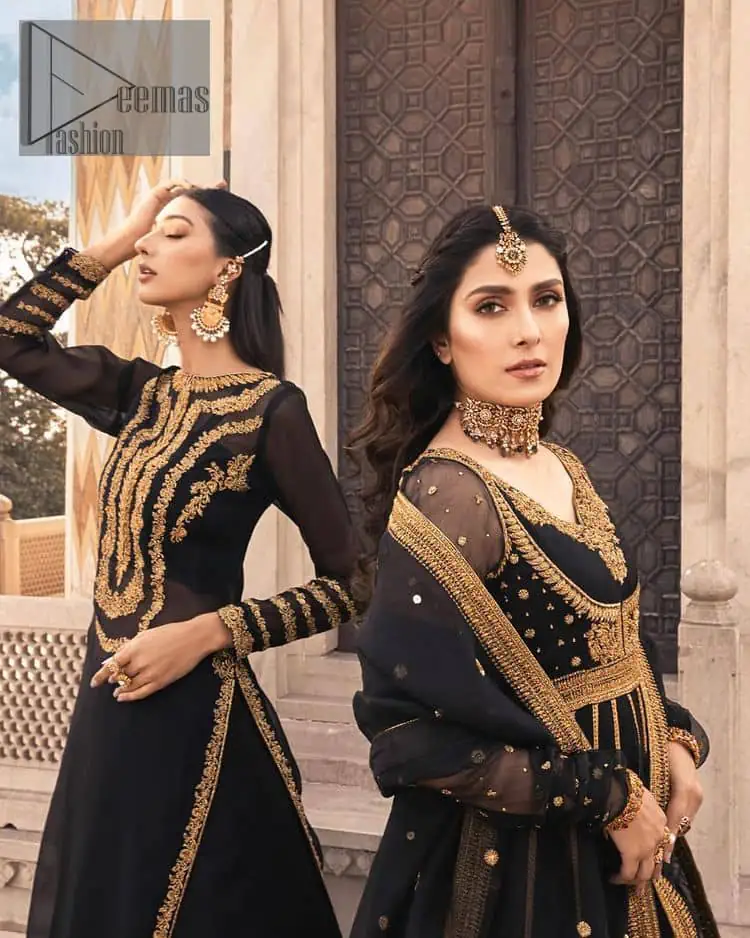 Black is just associated with a romantic evening. To make your event super dazzling and take a title of the